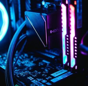 Skladanie herných počítačov na mieru – výber komponentov, montáž a testovanie výkonu.