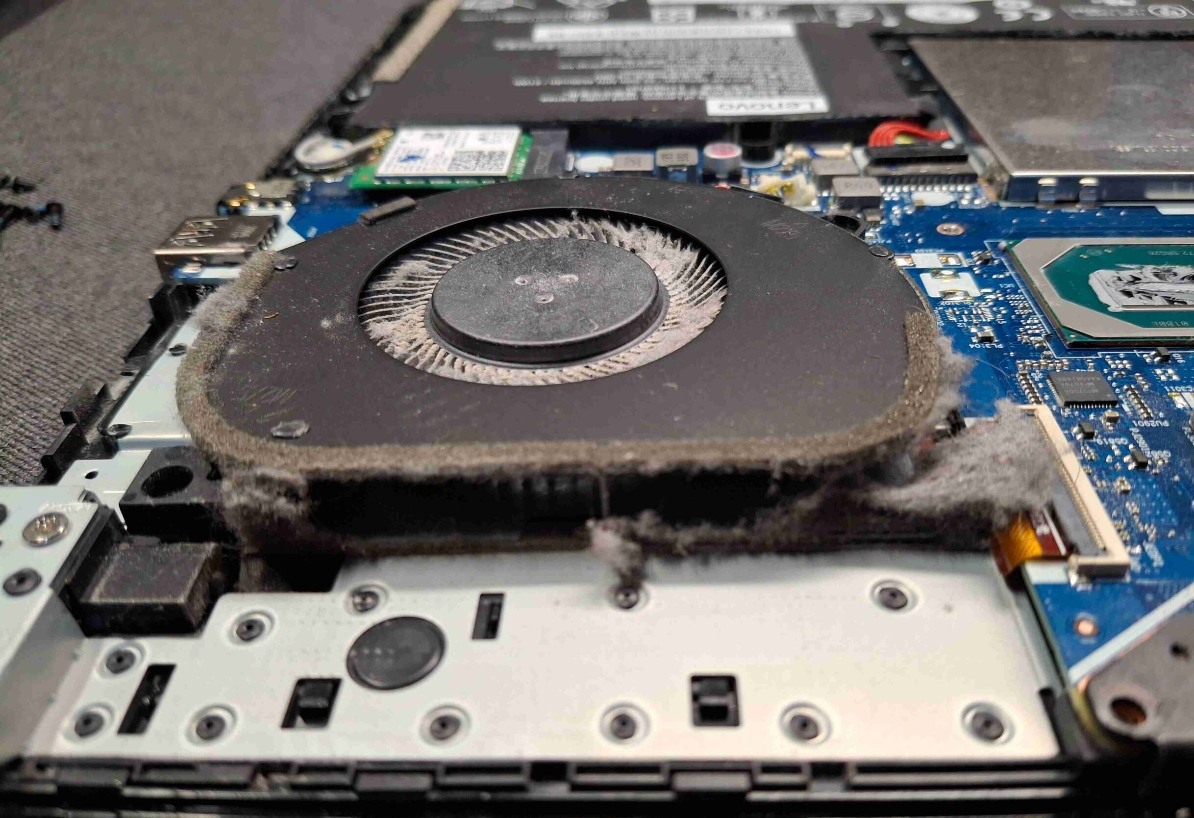 Zanesený ventilátor notebooku prachom spôsobujúci prehrievanie a hlučnosť zariadenia